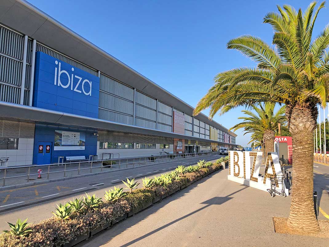 Ibiza-Airport: Draußen warten. Gastronomie. Strände