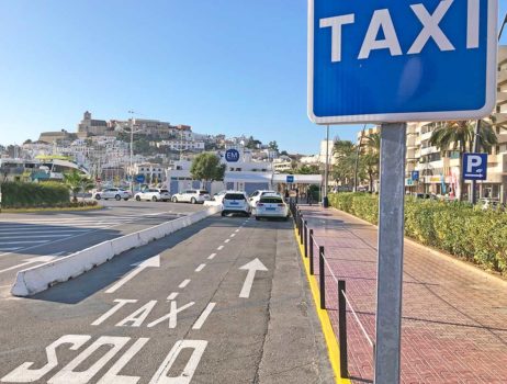 Taxistand am Fährhafen von Ibiza nach Formentera