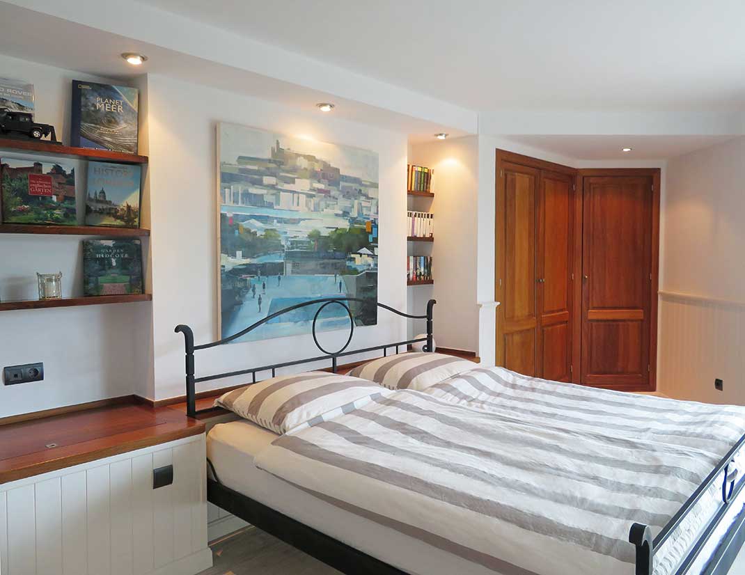 Haupt-Schlafzimmer mit Einbauschränken. © AbholteMEDIA