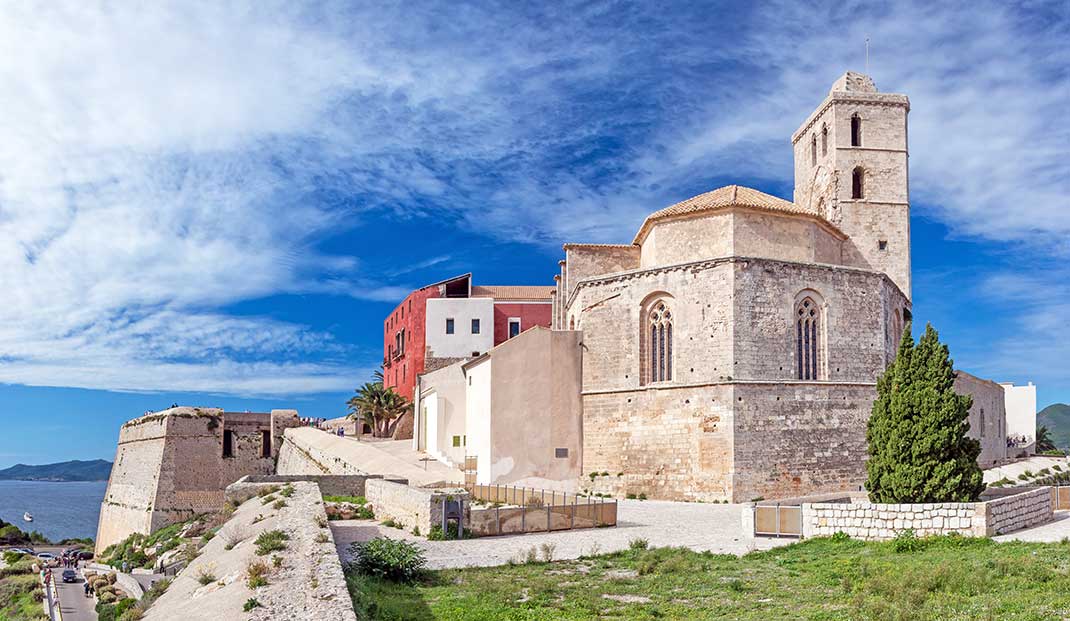 Die Kathedrale von Ibiza in Dalt Vila, vor dem Parador-Hotel