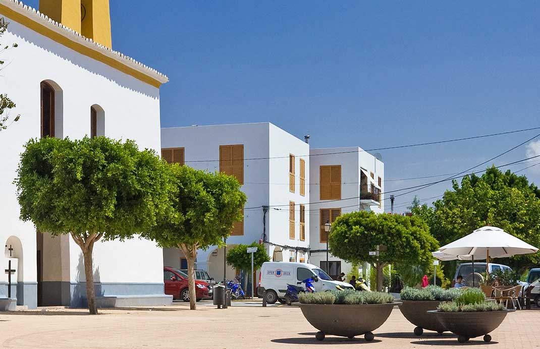 Kabel stören das Ortsbild von Santa Gertrudis auf Ibiza