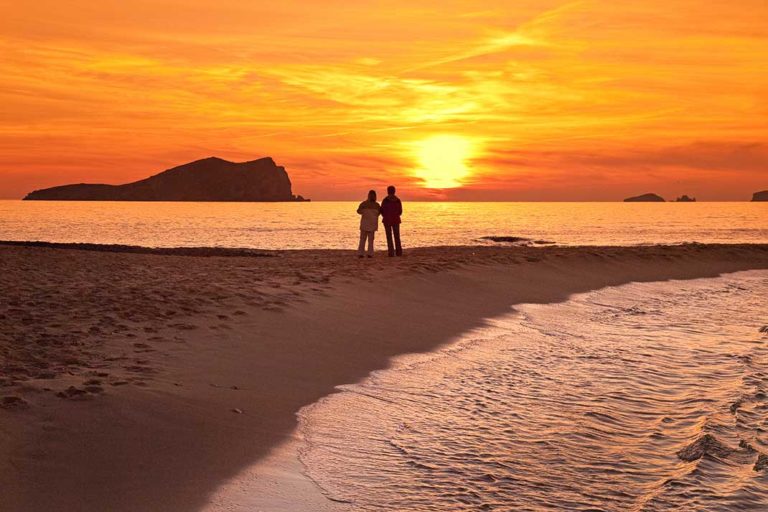 Sonnenuntergang auf Ibiza, am besten corna-konform genießen