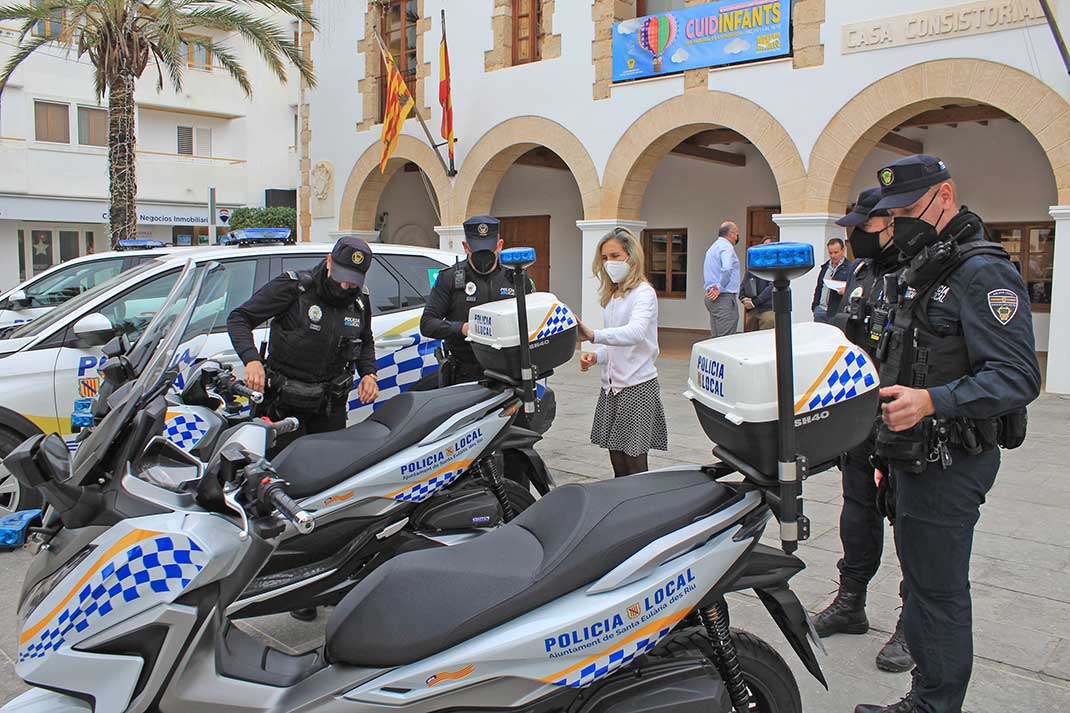 Orts-Polizei von Santa Eulària auf Ibiza, die Policía Local, bekommt neue Einsatzfahrzeuge