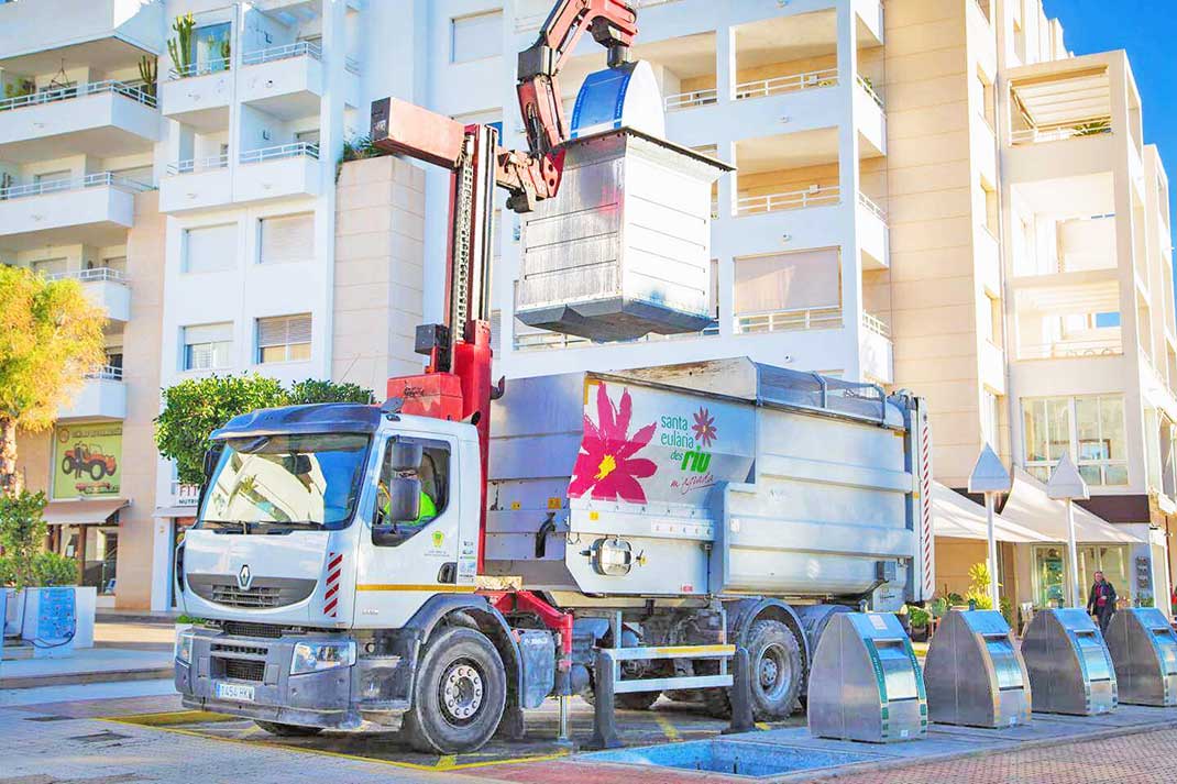 Müllabfuhr in Santa Eulària auf Ibiza