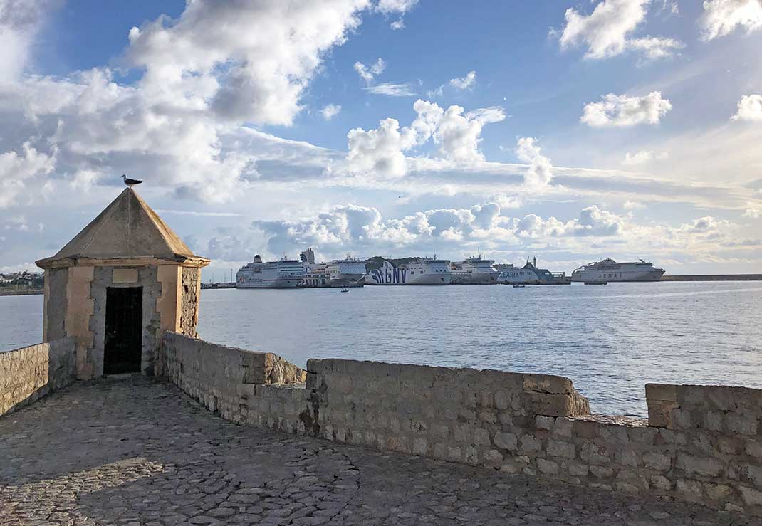 Fähren und Frachter im Hafen von Ibiza