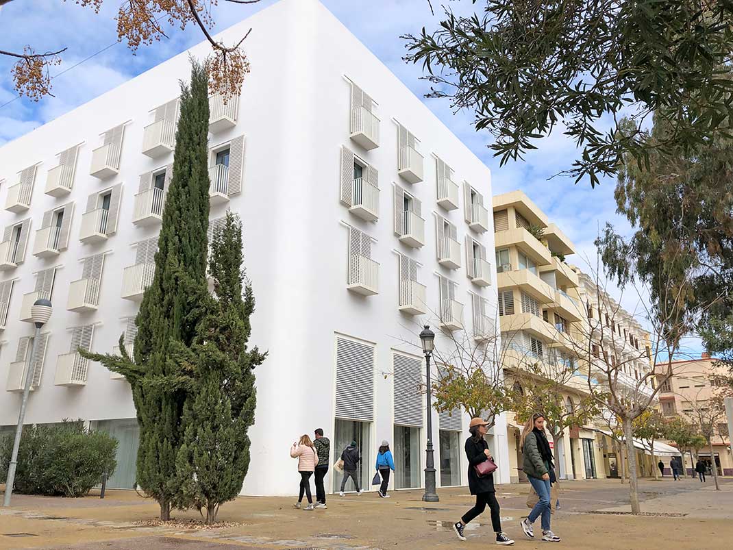 Das Fünf-Sterne-Hotel "The Standard" auf dem Paseo Vara de Rey von Ibiza
