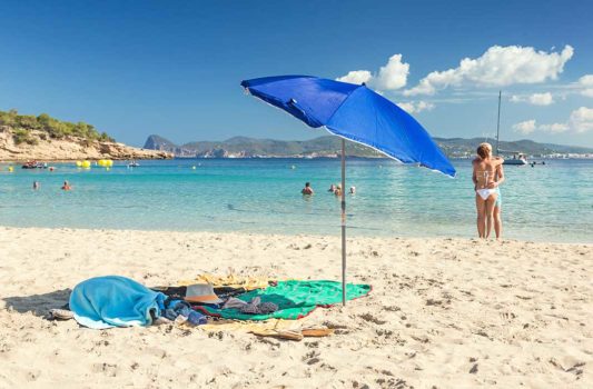 Meer- und Strand-Romantik unter der Sonne in der Cala Bassa auf Ibiza