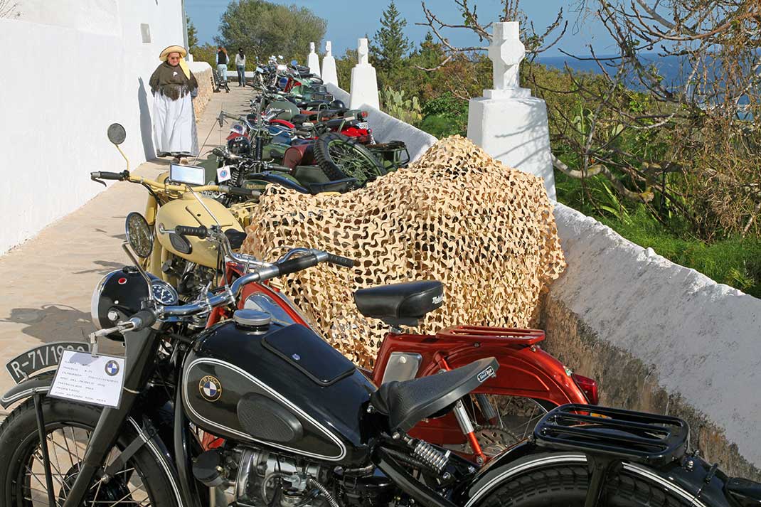 Oldtimer-Motorräder bei der Fieata Santa Eulària