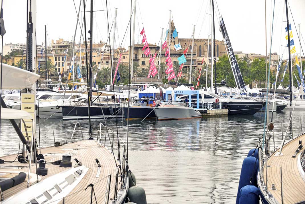 Schicke Yachten auf der Bootsmese in Palma 2022