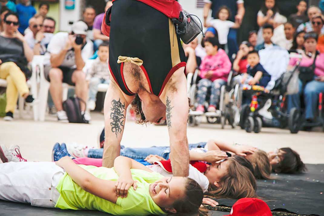 Akrobatik bei der Fiesta Sant Jordi auf Ibiza