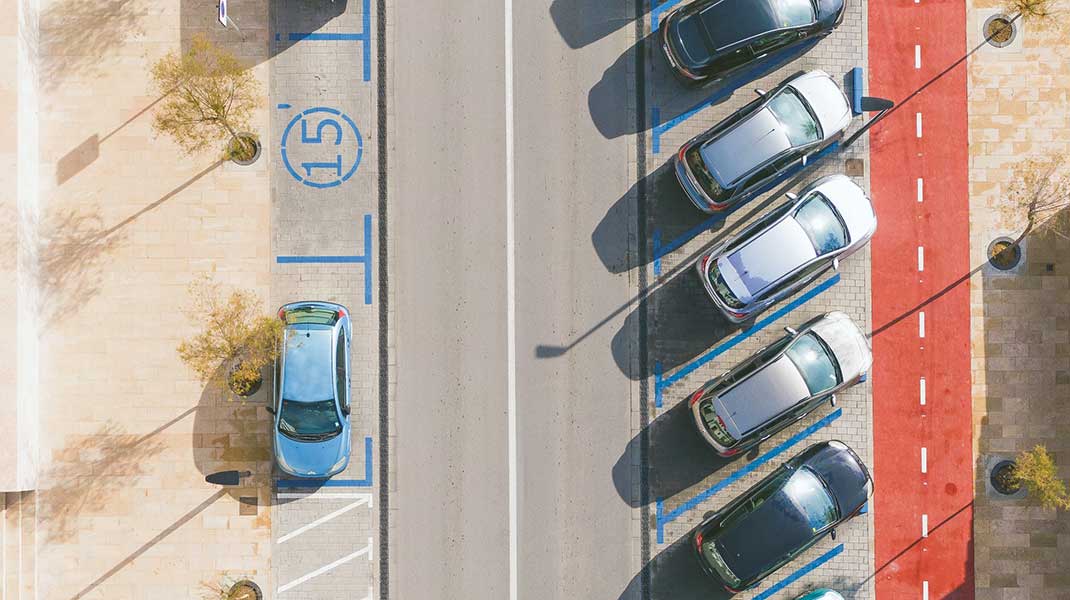 Blaue Parkplätze auf Formentera