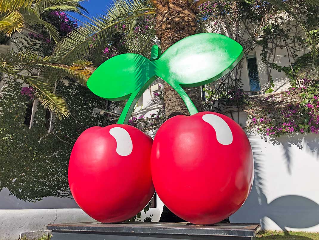 Markenzeichen für "Pacha" sind die Kirschen. Hier Disco in Eivissa. Foto: Thomas Abholte