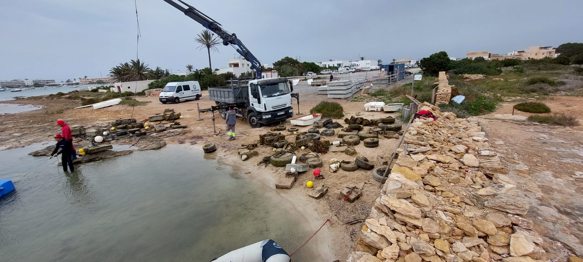 Formentera holt Abfall und Ankersteine aus dem Estany des Peix. Foto: ConsellF