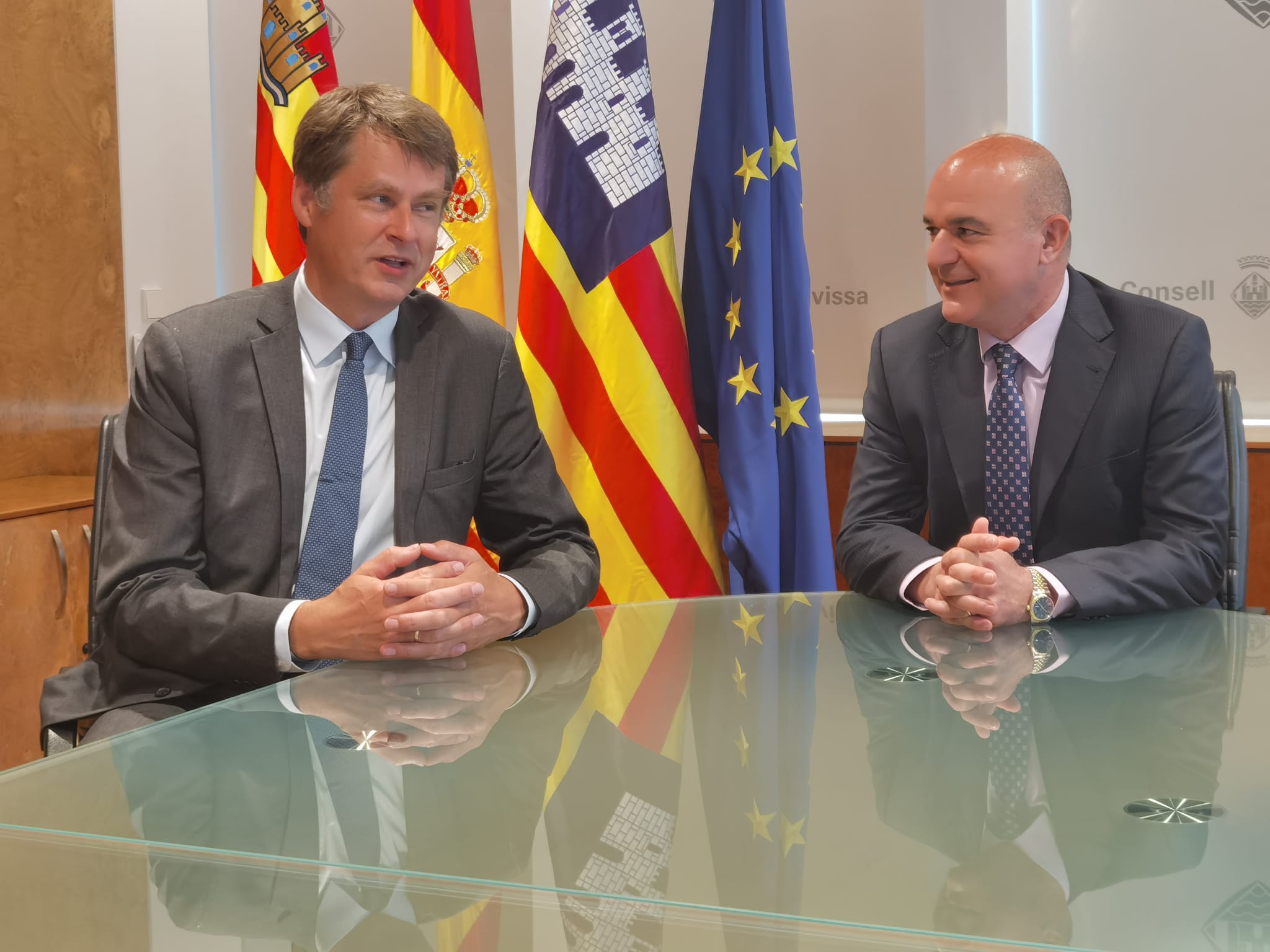 Britischer Botschafter und Inselrats-Präsident Vicent Marí in Eivissa. Foto: Consell de Ibiza